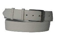 Men belts - Classic Gentleman belts - 99910753 / 40, nikelj saten Klasični moški usnjeni pasovi so sestavljeni iz dveh plasti. Moški usnjeni pasovi so izdelani iz govejega usnja, serija 010000. Usnjeni pasovi izvedbe premium so  podloženi s pravim usnjem, v izvedbi klasik so moški pasovi podloženi s plastjo iz recikliranega usnja. Moški pasovi imajo zaponko na usnjenem jezičku z vijakom pritrjeno na usnjen pas kar vam omogoča enostavno krajšanje.